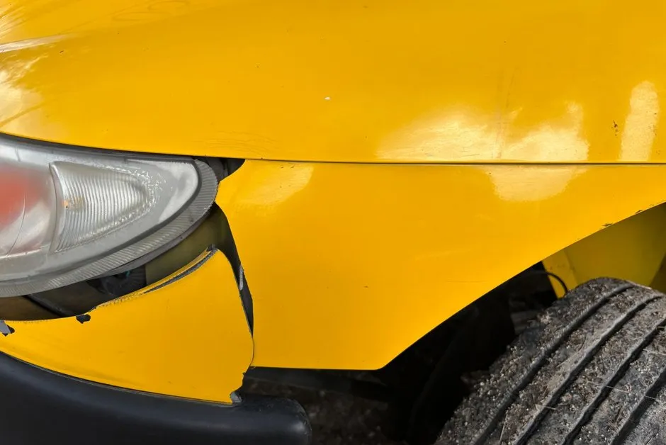 Mécanicien qui écoute un bruit sous une voiture sur un pont élévateur